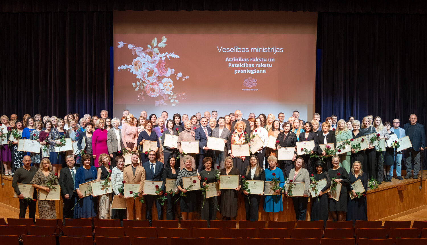 Ar valdības Atzinības rakstu un Veselības ministrijas apbalvojumiem cildināti veselības nozares profesionāļi