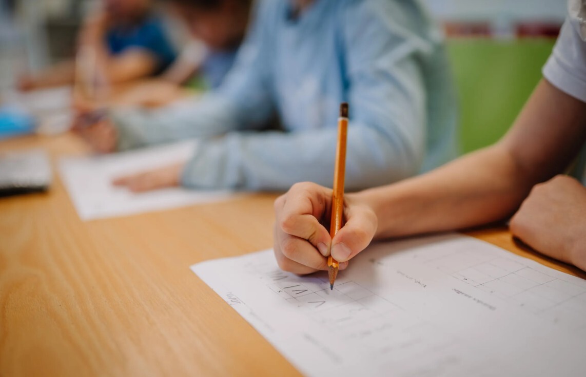 No eksāmeniem atbrīvoto skolēnu skaits izrādās krietni mazāks par sākotnēji lēsto