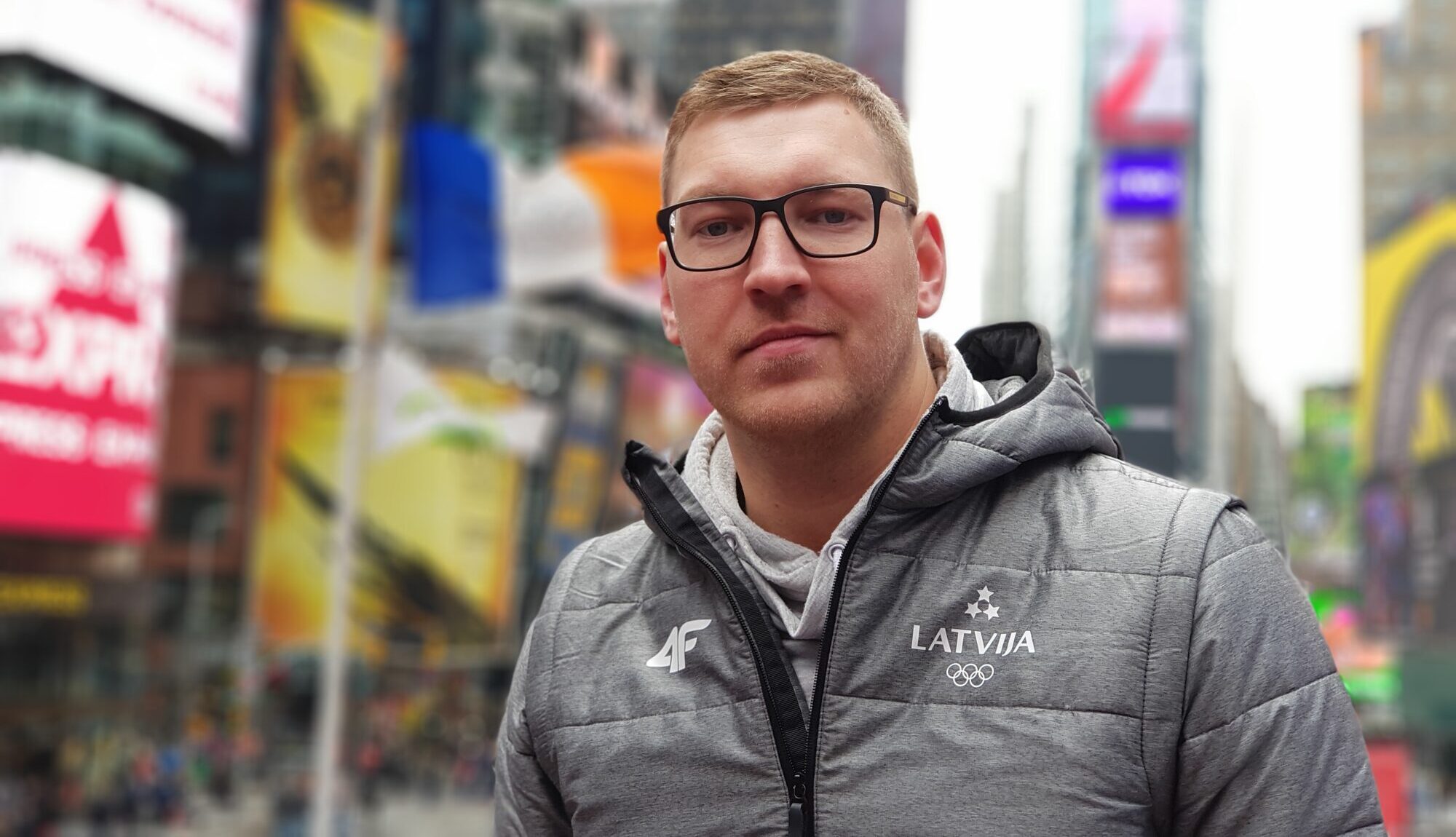 Atgriešanās pie saknēm: Reinis Ošenieks dokumentālajā filmā atklāj Liepājas devumu Latvijas mūzikai