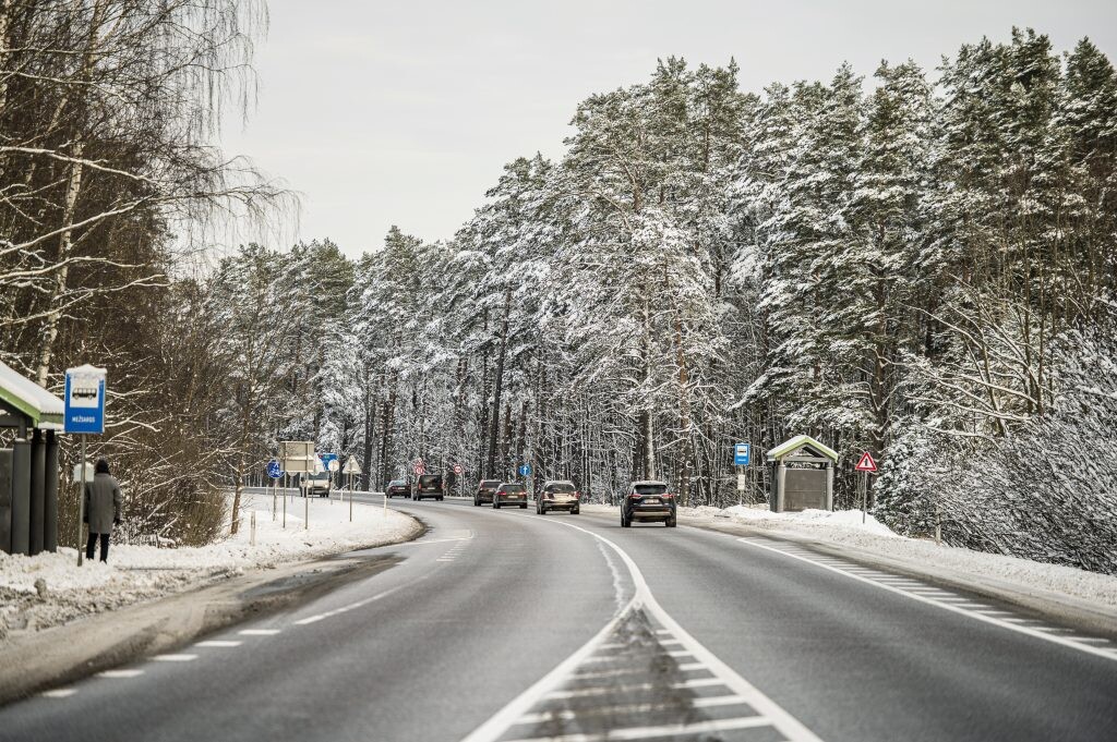 Šorīt daudzviet Latvijā autoceļi sniegoti un apledo