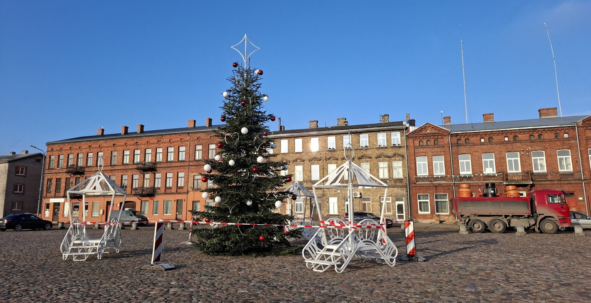 Foto: Zivju tirgotāju izmet no Jaunliepājas tirdziņa, sabojājas 2700 eiro vērta prece