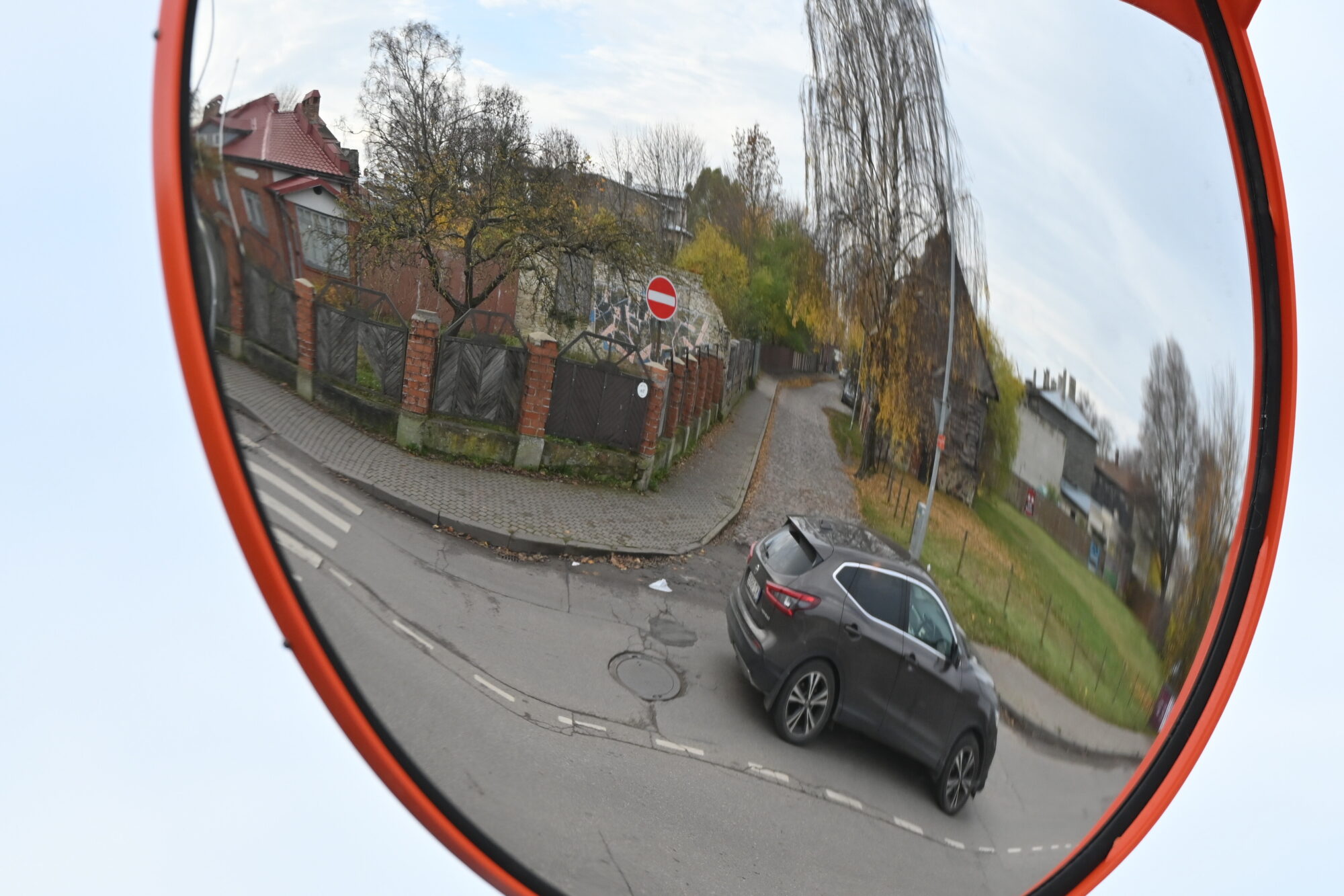 Foto: Pie Kuršu laukuma uzlikts spogulis, Lauku ielā – mazāk stāvvietu