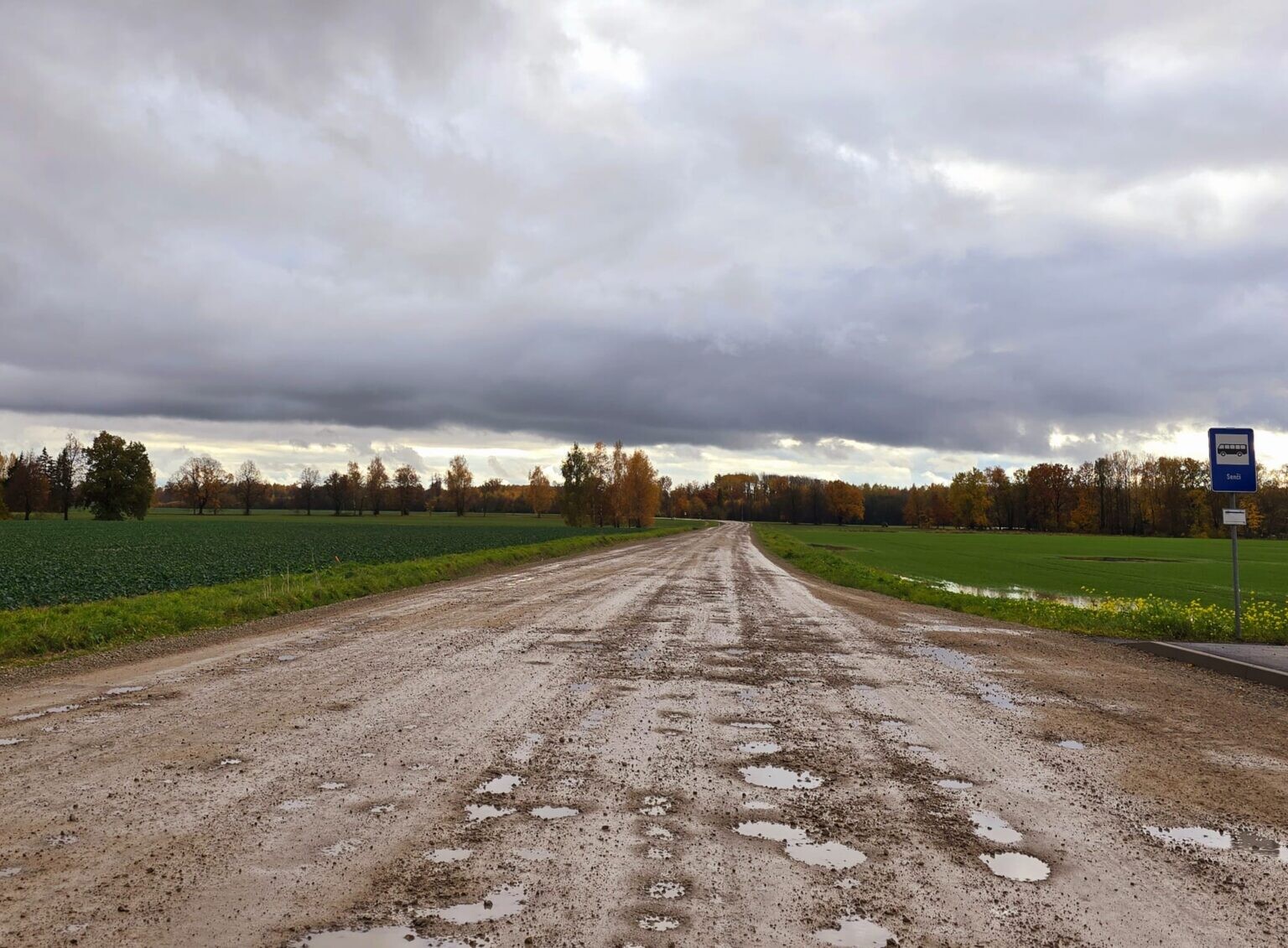 Rudens lietavu dēļ daudzviet pasliktinās grants autoceļu stāvoklis