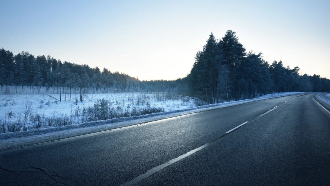 Latvijā autoceļi apledo