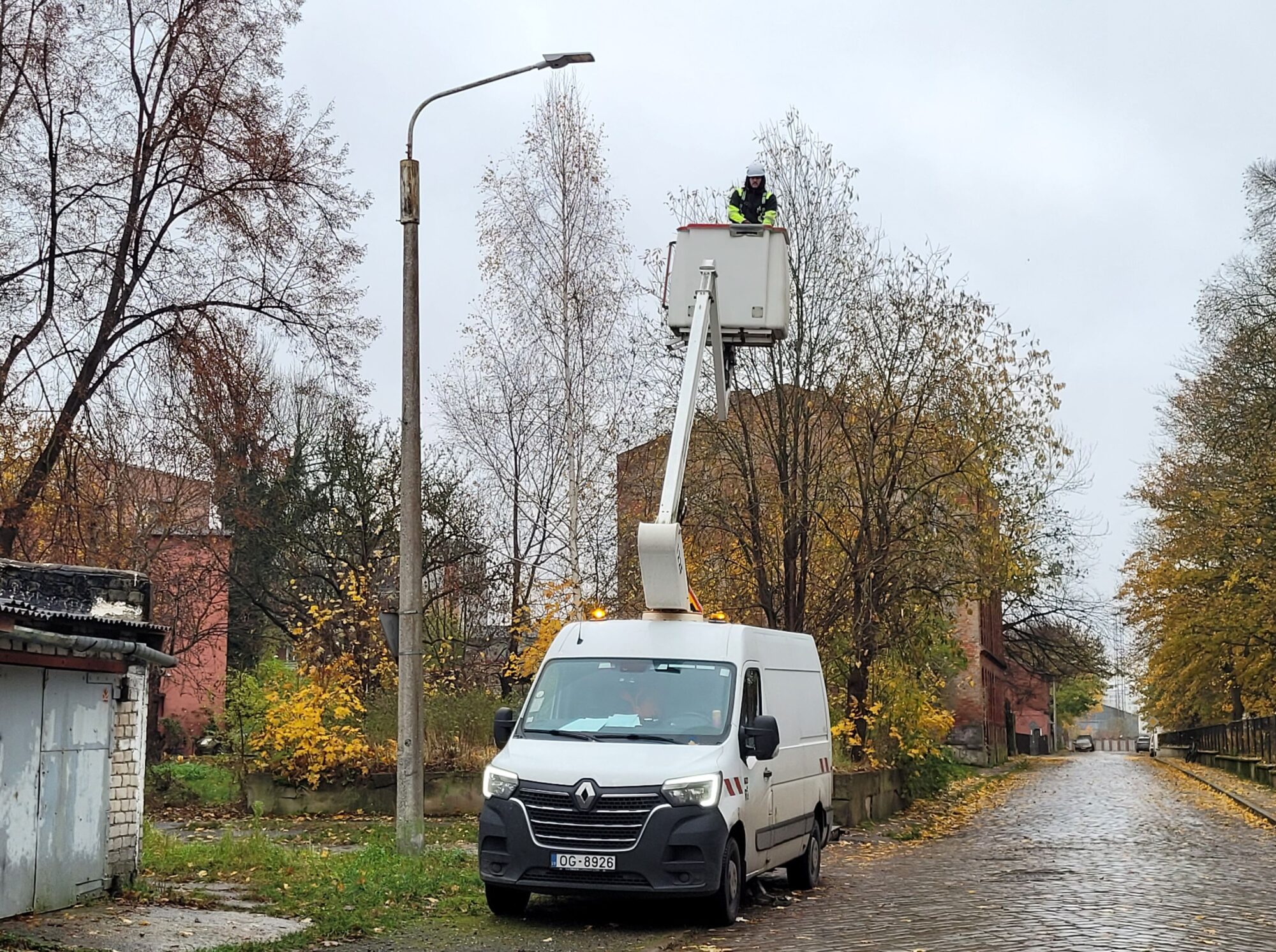 Foto: Karostā un Jaunliepājā uzlabosies ielu apgaismojuma kvalitāte, samazināsies elektrības patēriņš