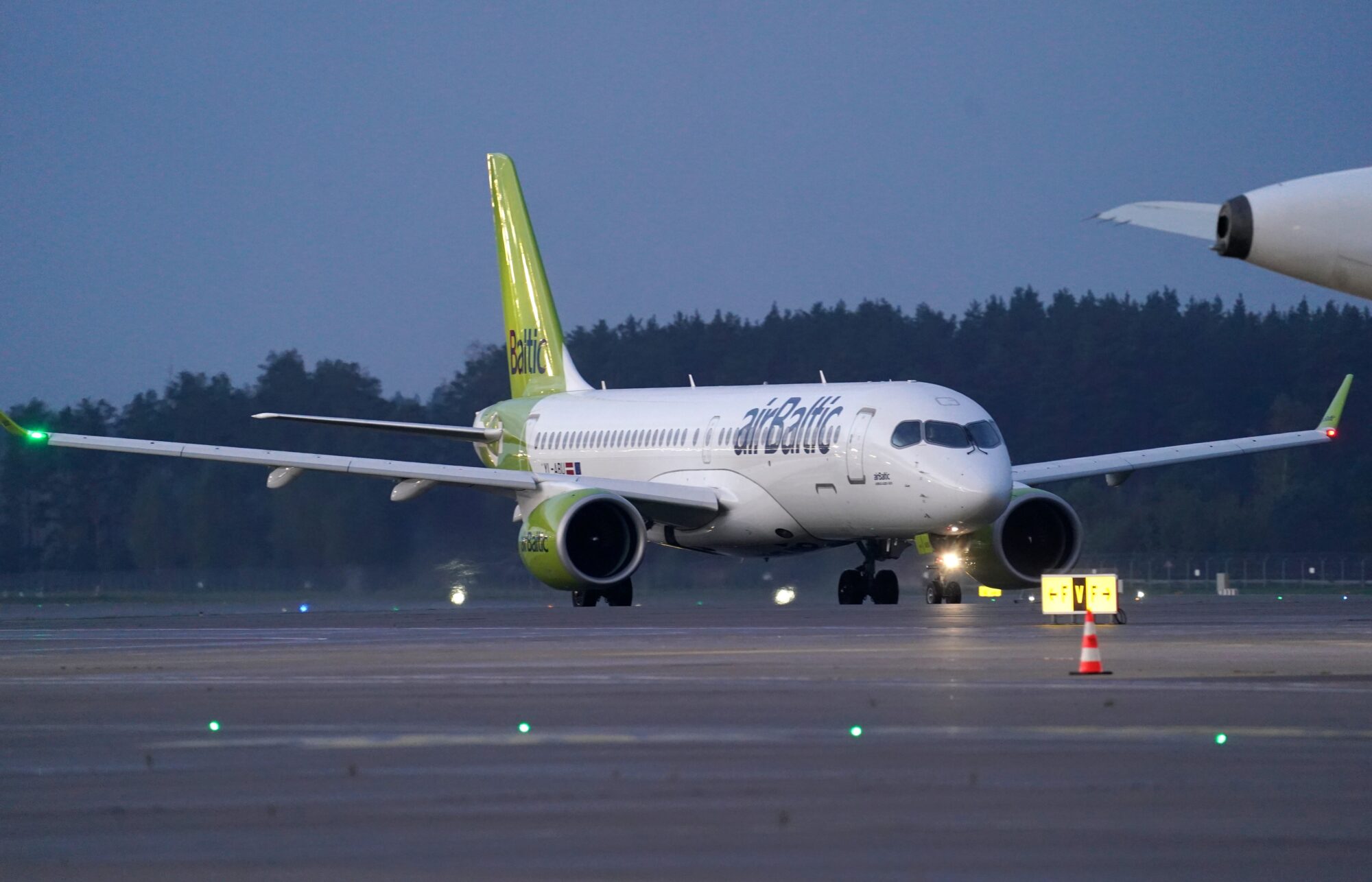 “airBaltic” ziemas sezonā turpinās darboties naudas taupīšanas režīmā; IPO varētu notikt 2026. gada vidū