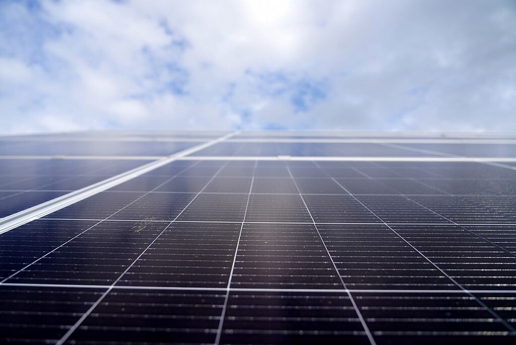 “Latvijas valsts meži” par 254 300 eiro būvēs saules elektrostacijas piecos klientu apkalpošanas centros