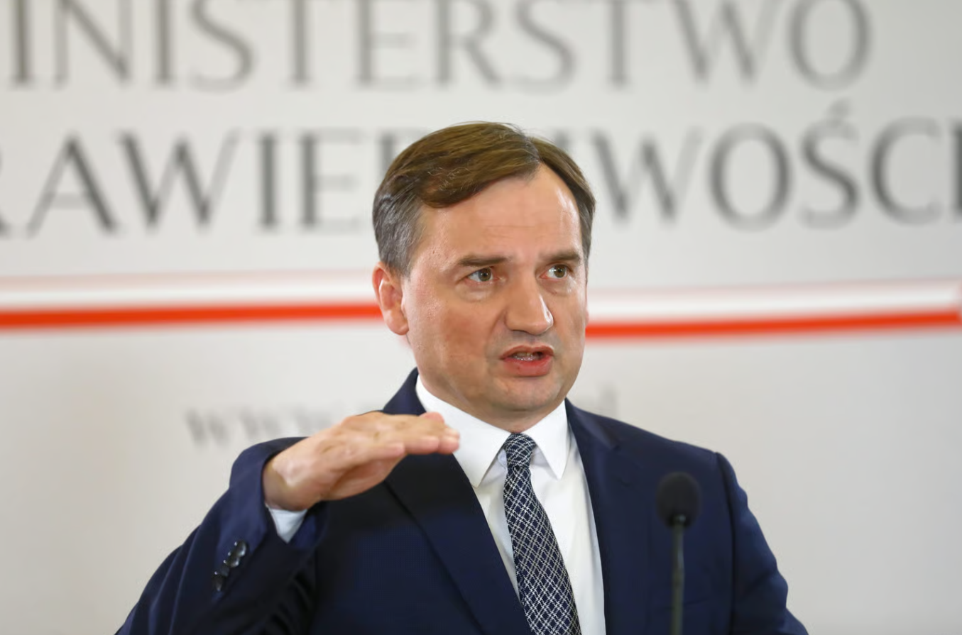 Polijas parlaments atceļ bijušā tieslietu ministra Zjobro imunitāti