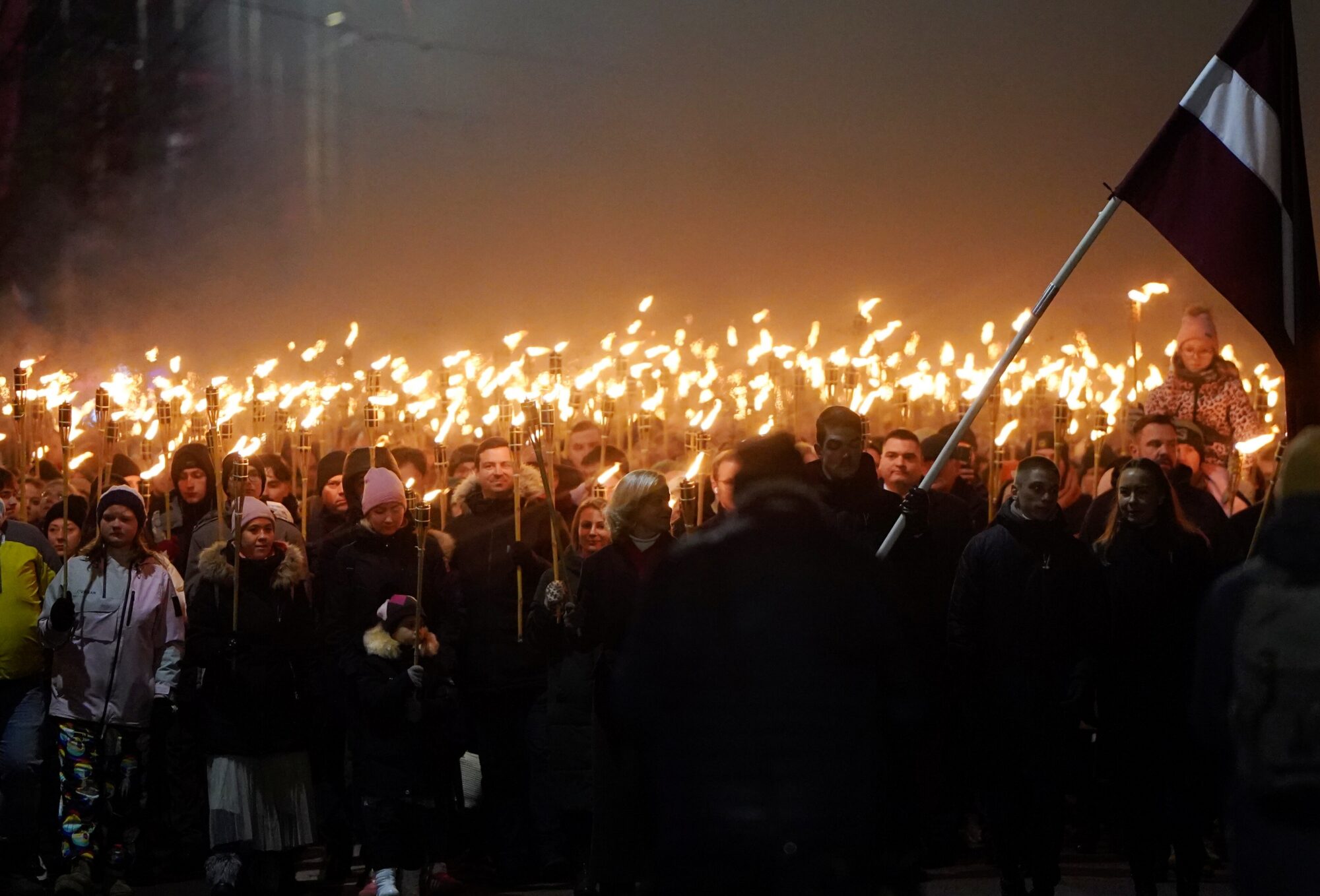 Rīgas ielas izgaismo tradicionālais lāpu gājiens