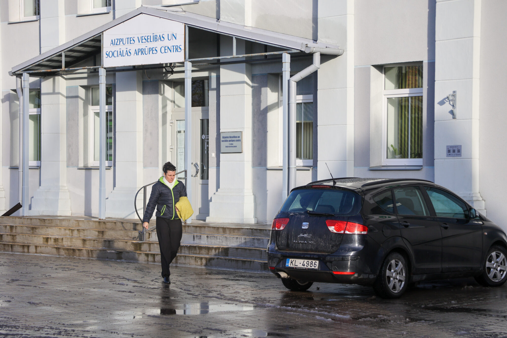 Dienvidkurzemes veselības aprūpes realitāte: rindas, maksas izmeklējumi un uz feldšeru pleciem balstīta sistēma