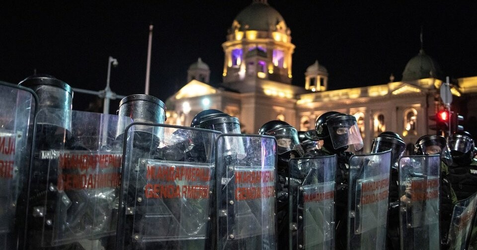 Policija Belgradā nošķir Vučiča pretiniekus un atbalstītājus