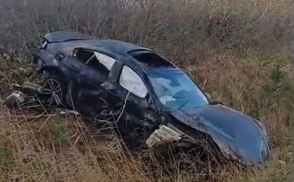 Video: “BMW” Grobiņas pagastā nakts vidū nonāk grāvī