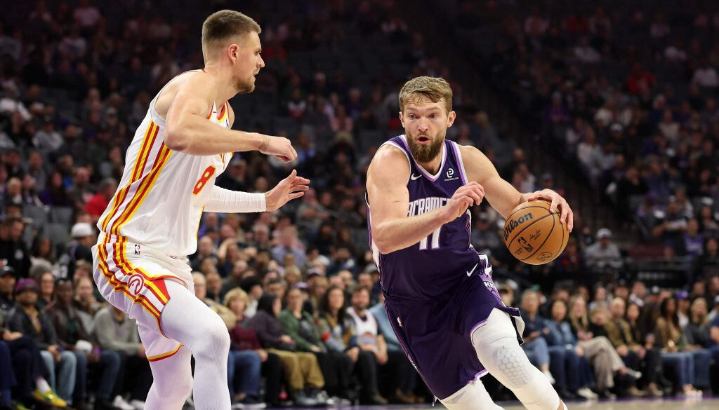 Porziņģim 13 punkti “Hawks” trešajā uzvarā pēc kārtas
