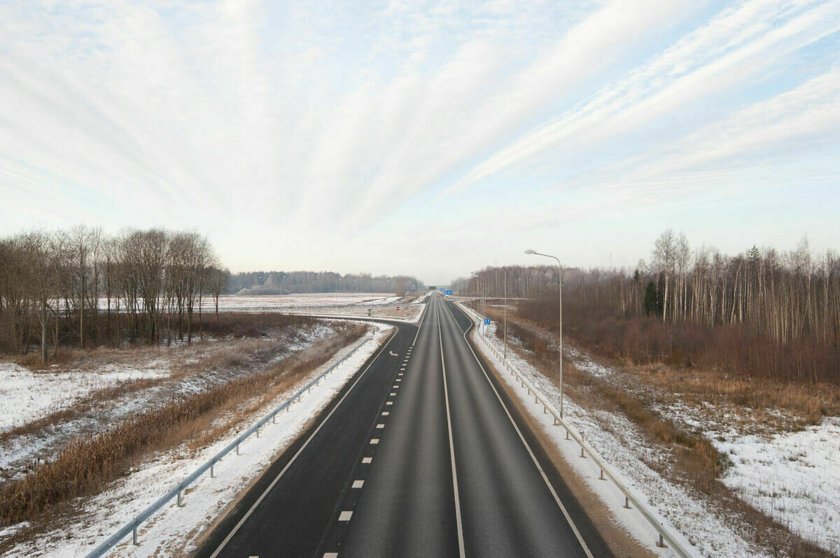 Arī svētdien autoceļi vietām apledos