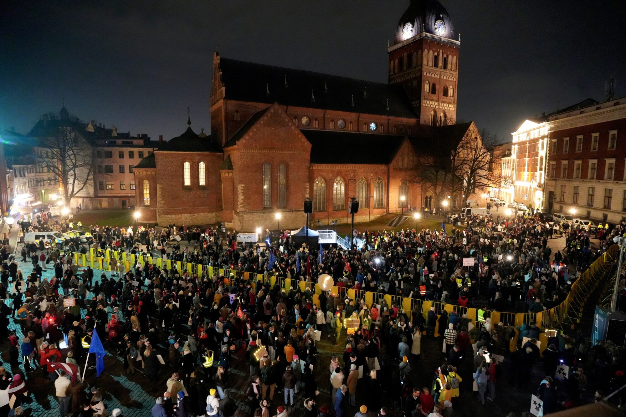 Doma laukumā uz protestu pret izstāšanos no Stambulas konvencijas pulcējušies vismaz 10 000 cilvēku