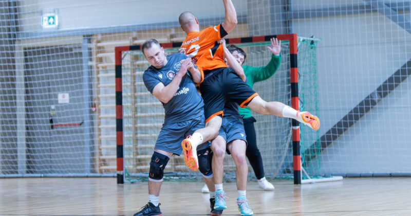 Latvijas čempionāta handbolā vīriešu virslīgas spēlē “Vaiņode” dramatiskā cīņā uzvar “Ulbroka SK” komandu