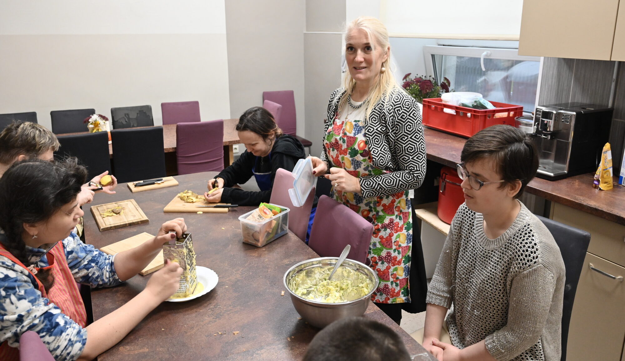 Foto: Liepājā trūkst aprūpes vietu īpašajiem bērniem; vecāki spiesti paši tikt galā ar aprūpi