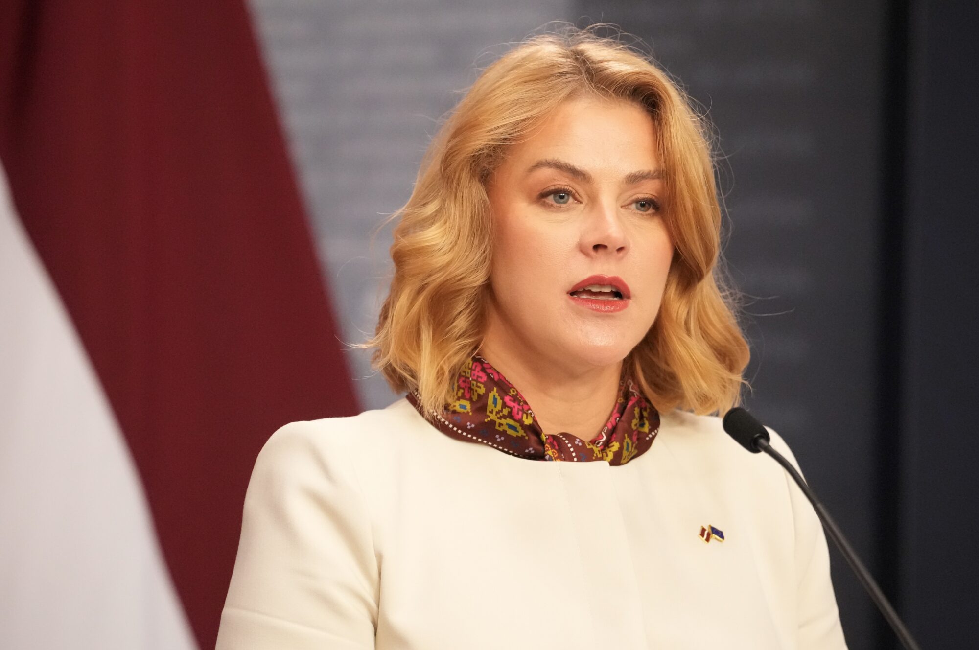 Premjere valsts svētkos aicina drosmīgi un stingri skatīties nākotnē