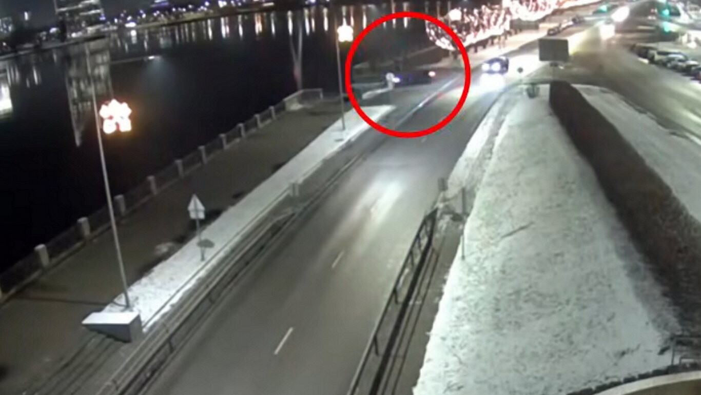 Video: Glābējiem izdevies izcelt Daugavā iebraukušo autovadītāju, bet spēkrats vēl paliks upē