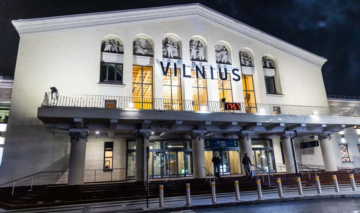 Viļņas lidosta kontrabandas balonu dēļ uz vairāk nekā stundu pārtraukta satiksme
