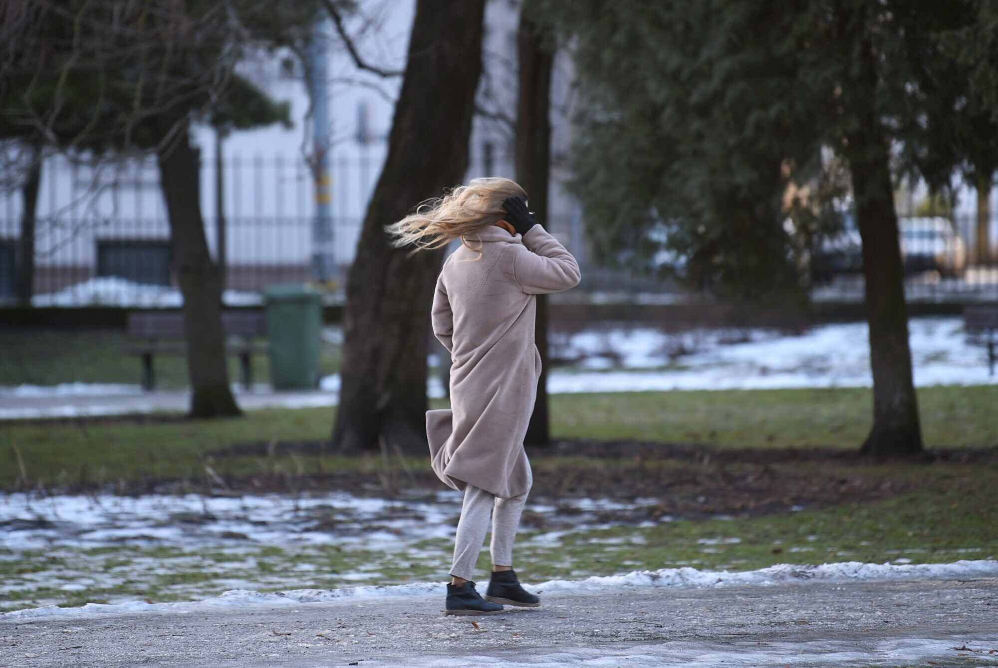 Darba nedēļas sākumā turpināsies brāzmains vējš, kuru pavadīs slapjš sniegs