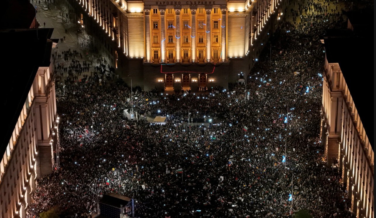 Bulgārijā desmitiem tūkstoši cilvēku protestē pret korupciju