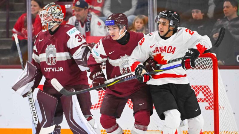 Video: Latvijas hokejisti pasaules junioru čempionātu sāk ar zaudējumu Kanādai līdzīgā cīņā