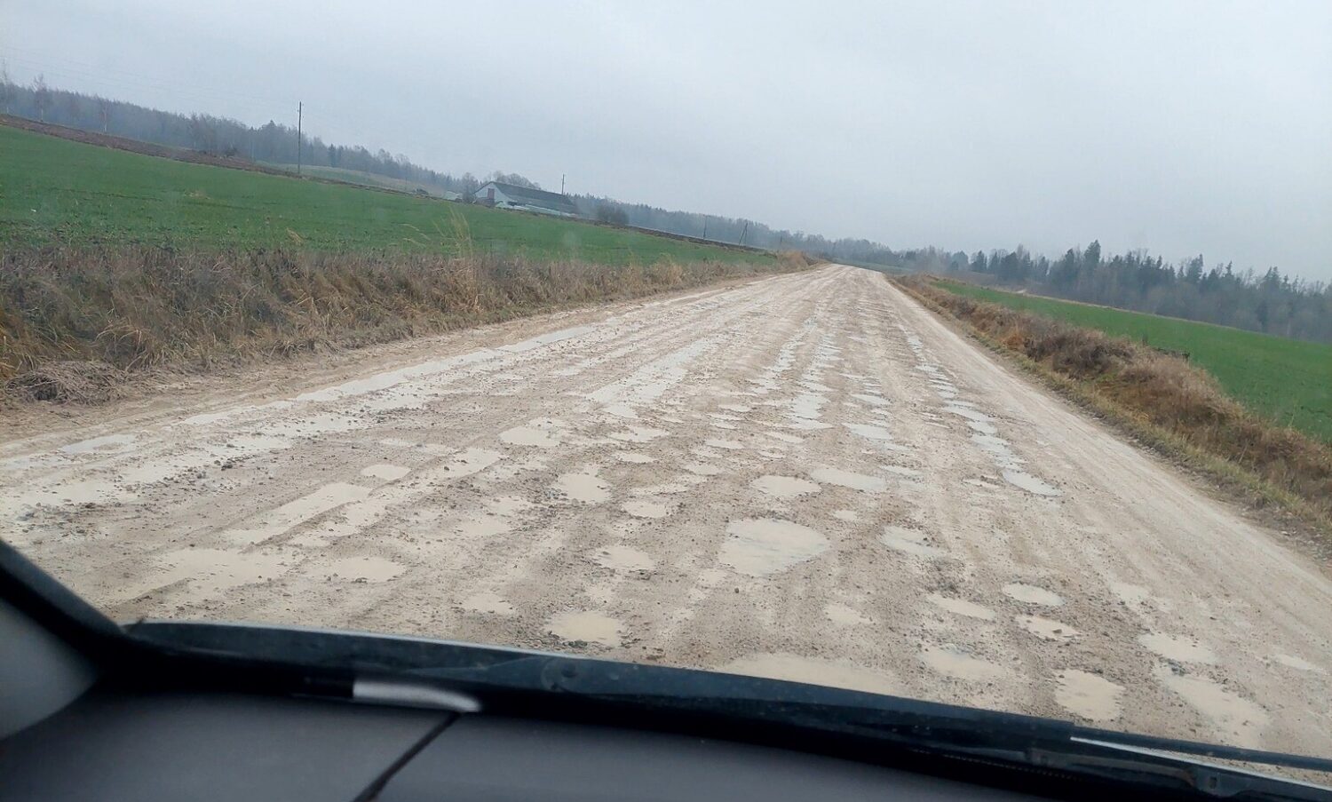 Dienvidkurzemes grants ceļi kļūst neizbraucami – bedres, pārslodze un gadiem nerisinātas problēmas