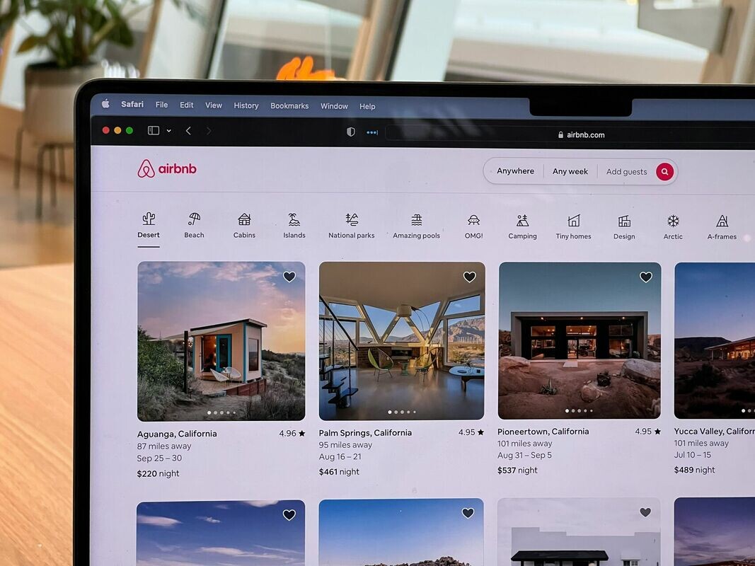 Spānija “Airbnb” soda ar 64 miljoniem eiro par aizliegtu īpašumu sludinājumu publicēšanu