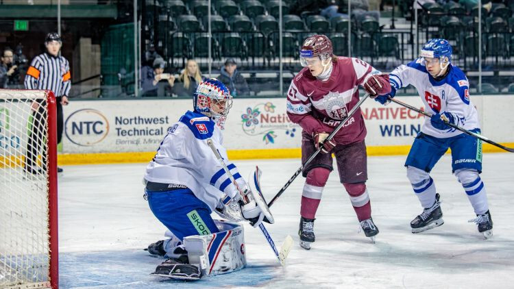 Latvijas U-20 hokeja izlase otrajā pārbaudes spēlē pirms pasaules čempionāta zaudē Slovākijai