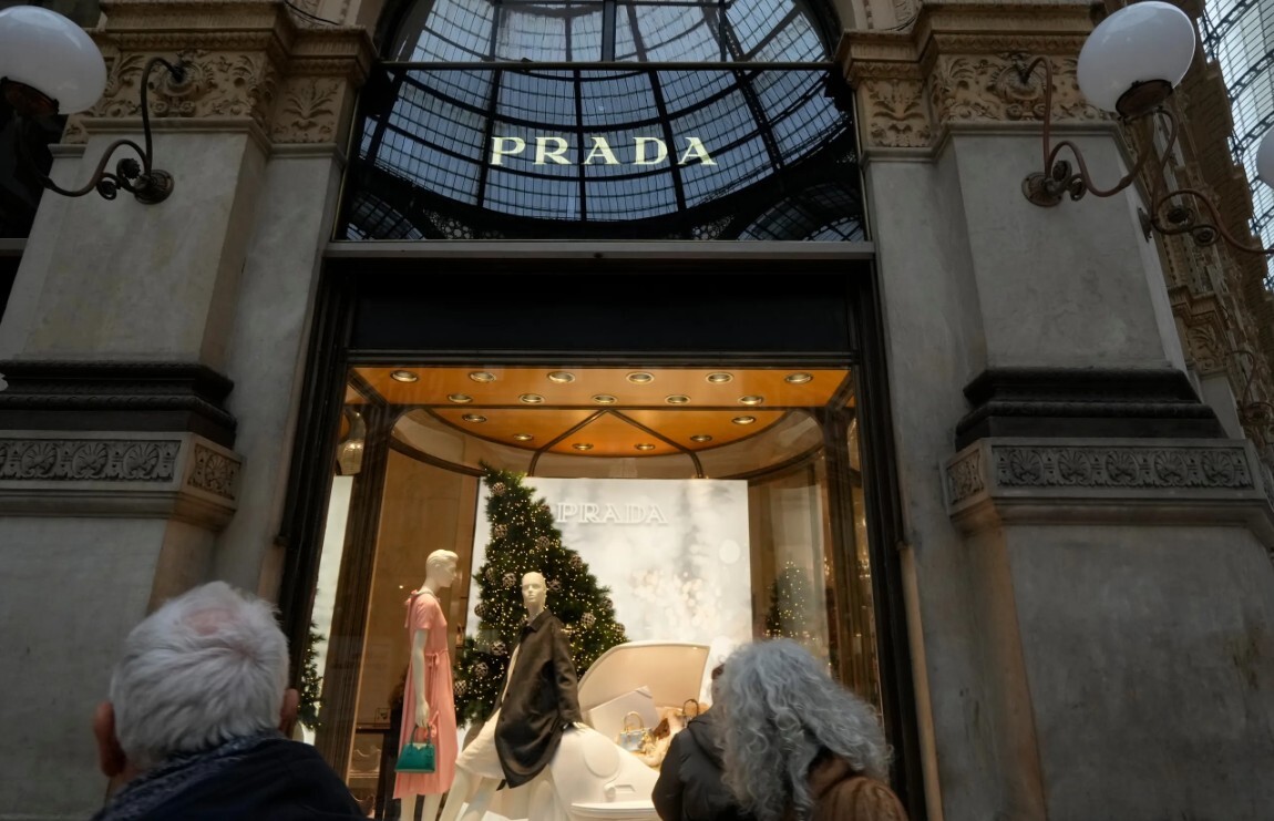 “Prada” pabeidz konkurenta “Versace” iegādi