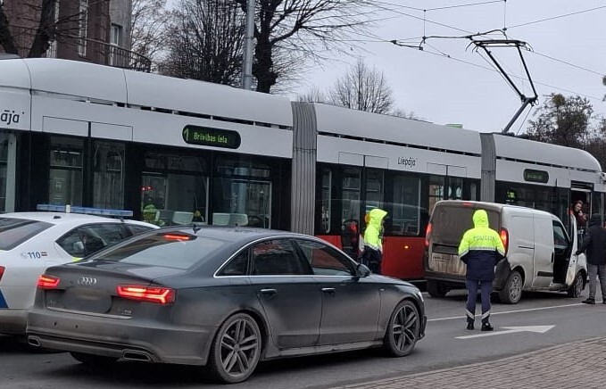 Foto: Trešdien ap pusdienlaiku avārija Rīgas ielā īslaicīgi apturēja tramvaju kustību
