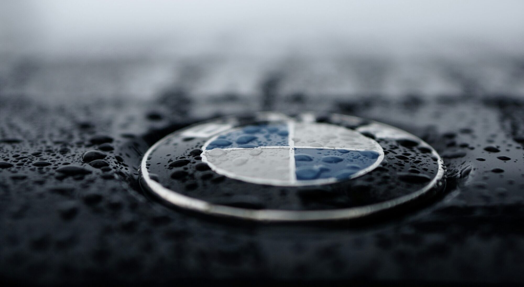 Ar “BMW” ieskrien stabā Pulkveža Brieža ielā