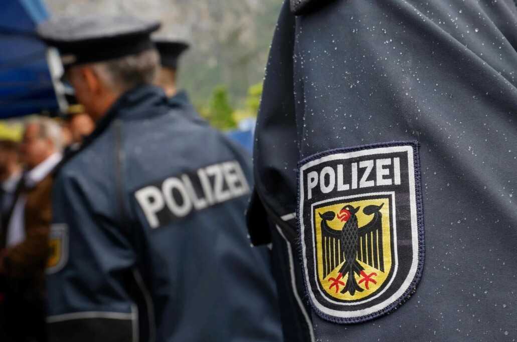 Vācijā aizturēti trīs cilvēki par mēģinājumu sabojāt Merca privāto lidmašīnu