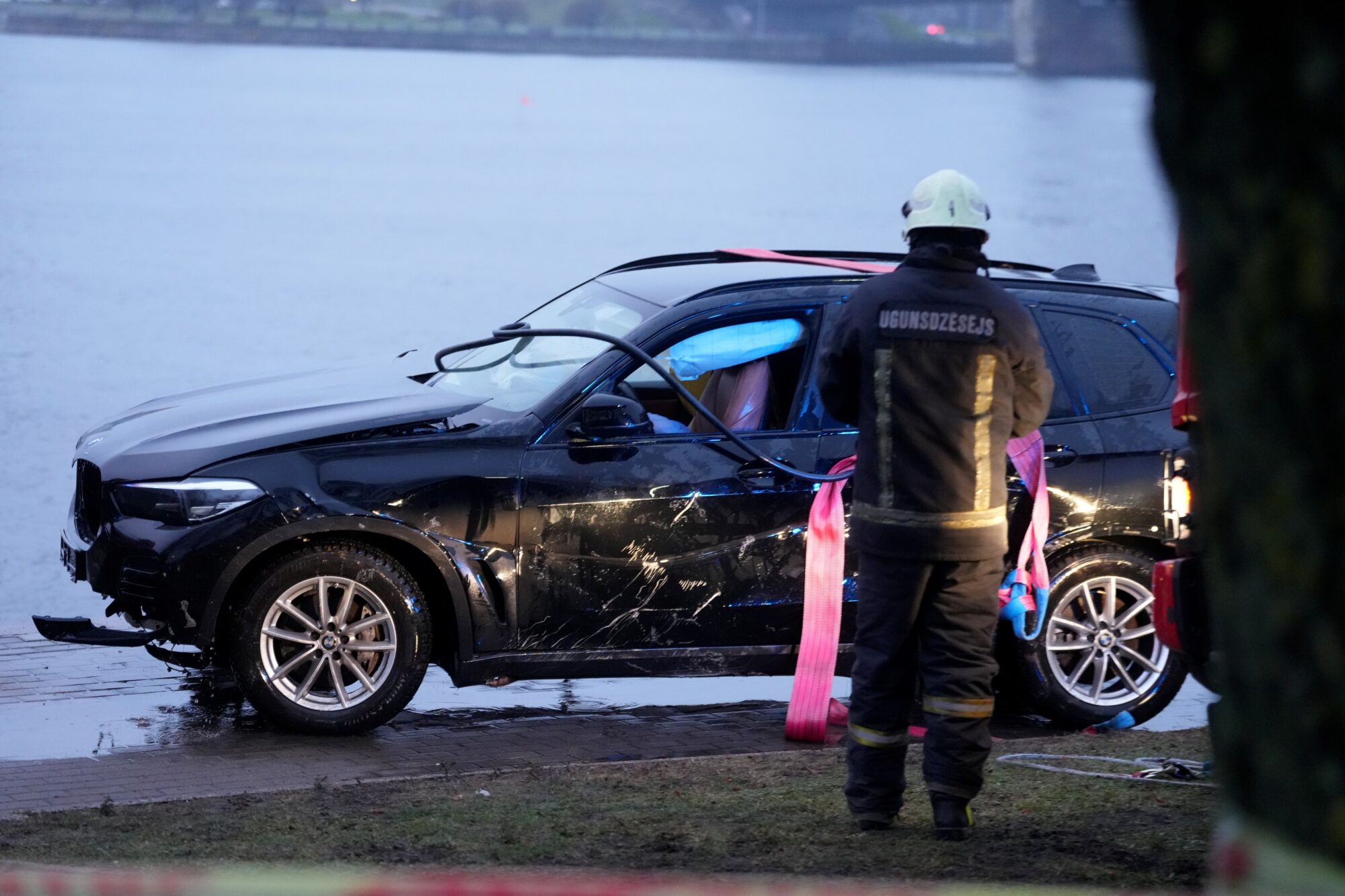 Glābēji izcēluši ceturtdien Daugavā iebraukušo automašīnu