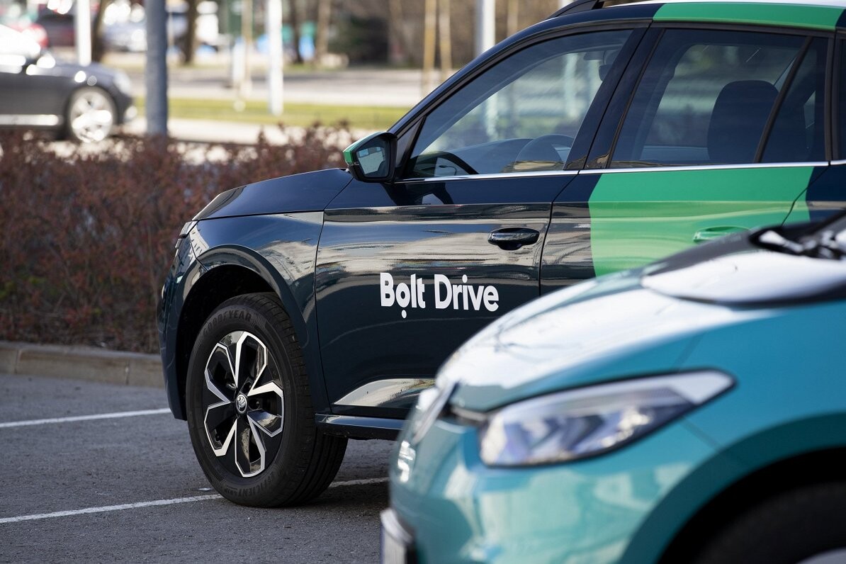 “Bolt” Jaungada naktī ierobežos koplietošanas automašīnu un skrejriteņu pakalpojumus