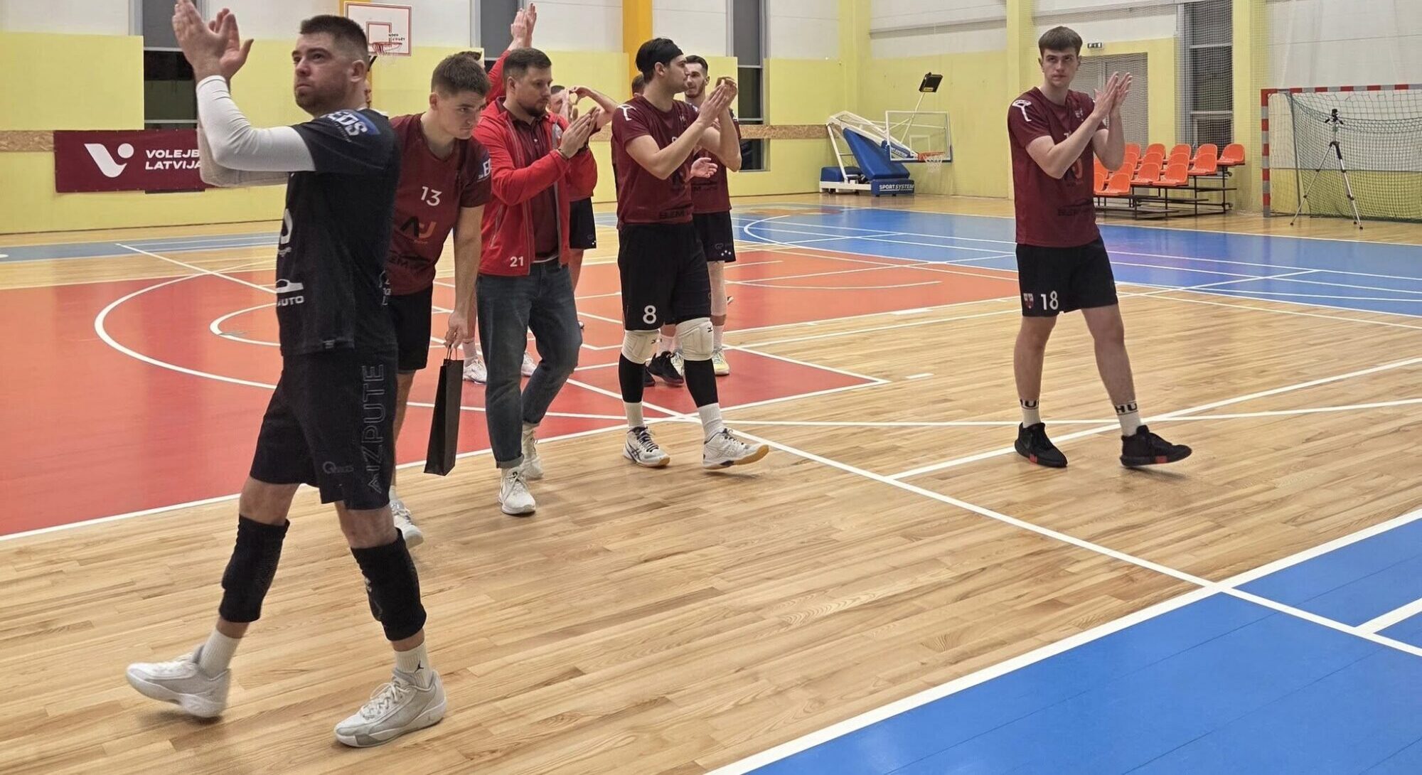Video: Latvijas čempionātā volejbolā “Aizpute” spraigā cīņā piekāpjas lietuviešiem