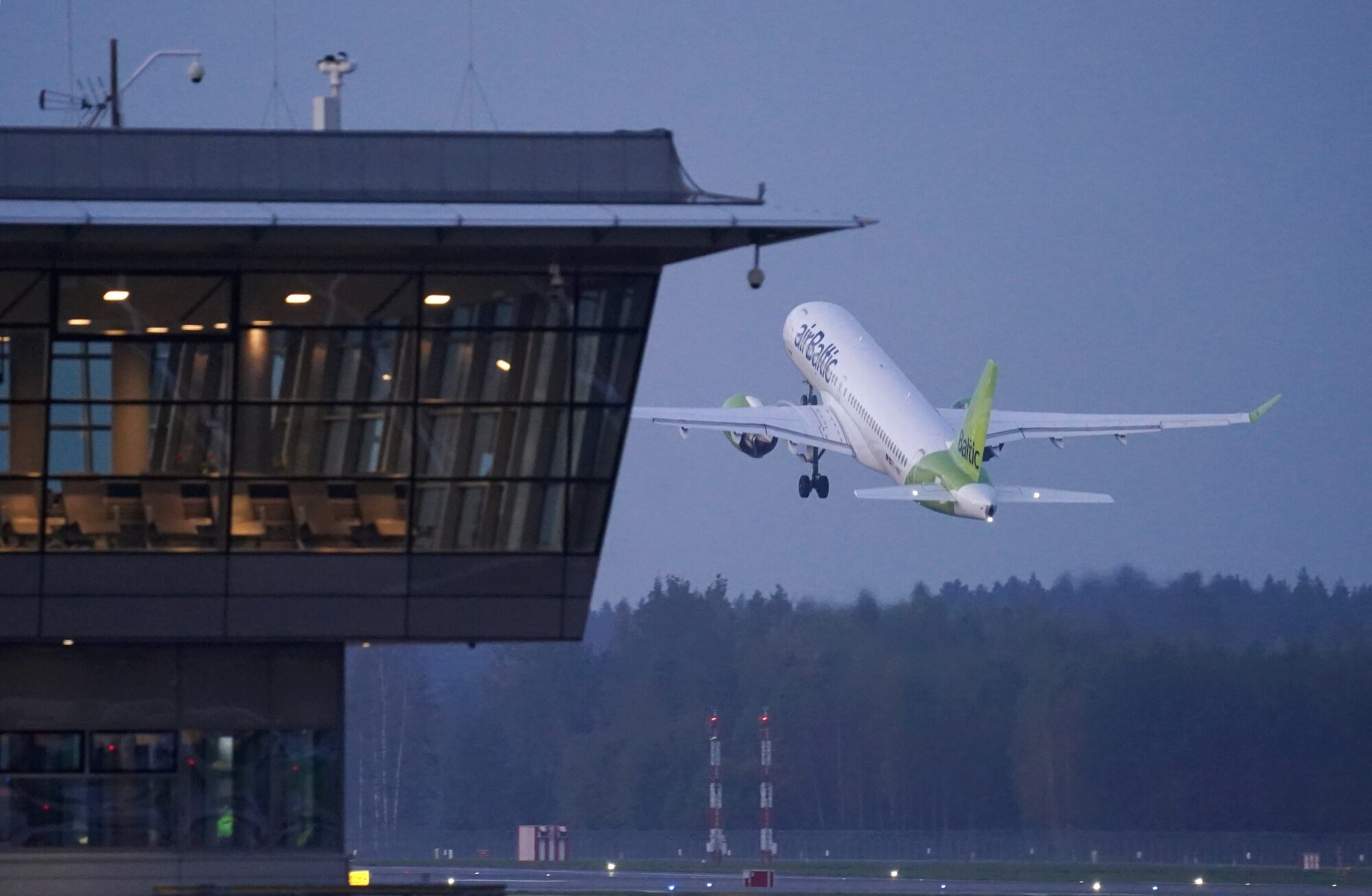 Sniega un sala dēļ “airBaltic” no 2. janvāra līdz trešdienai atcēlis 36 lidojumus uz un no Amsterdamas