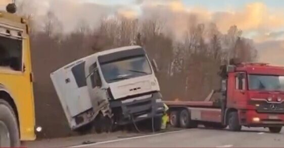 Video: Kravas automašīna grāvī uz A11 starp Nīcu un Rucavu