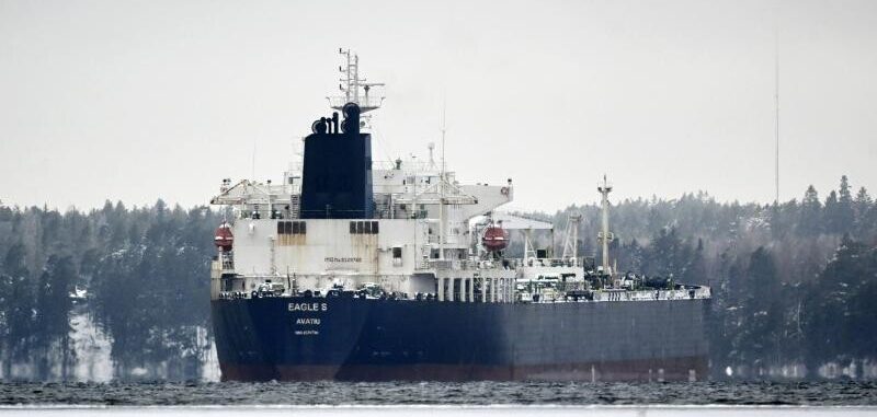 Baltijas jūrā uz Krievijas ēnu flotes kuģiem manīti bruņoti cilvēki