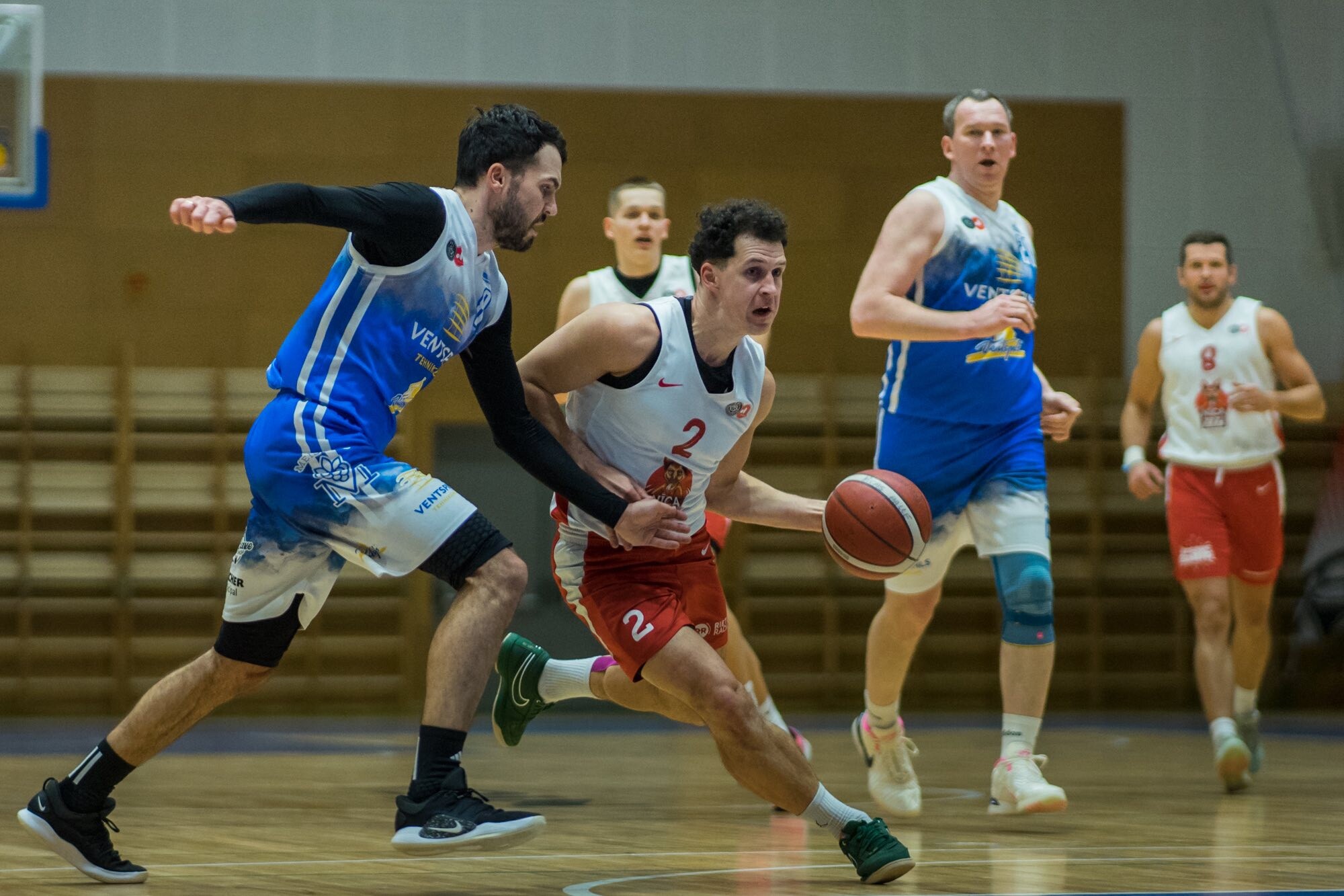 Reģionālās basketbola līgas līderu cīņā uzvar nīcenieki