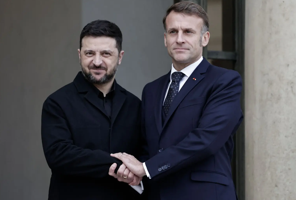 Makrons Parīzē ticies ar Zelenski