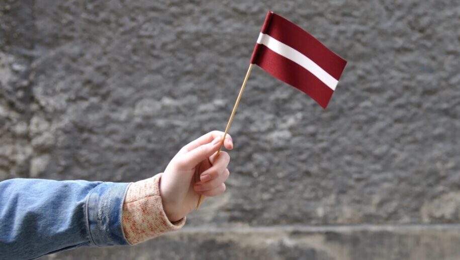 Saeimas komisija otrajam lasījumam virza grozījumus par sodu palielināšanu valsts valodas necienītājiem