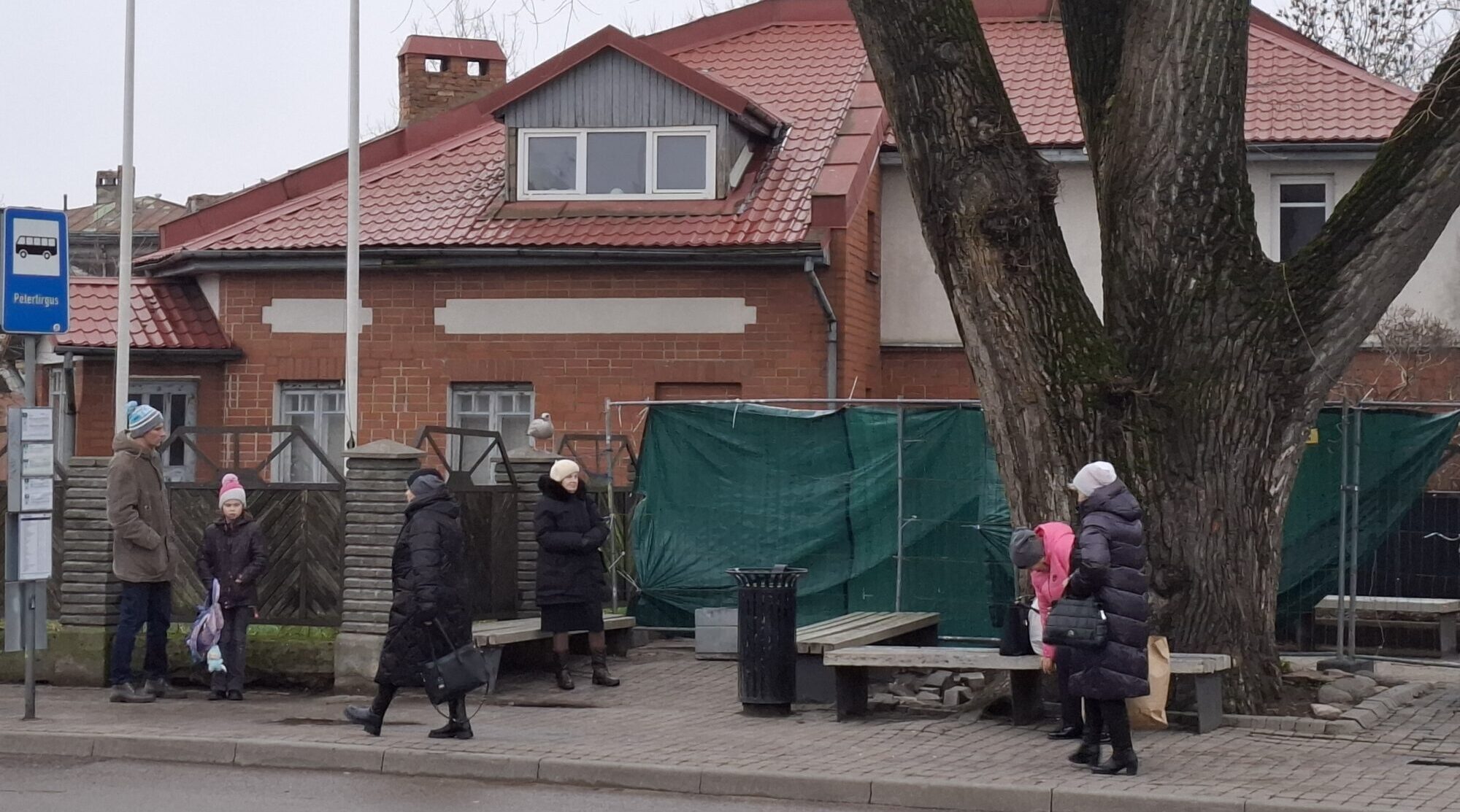 Foto: Kur patverties lietū? Liepājas pieturas bez nojumēm izgaismo sen zināmu problēmu
