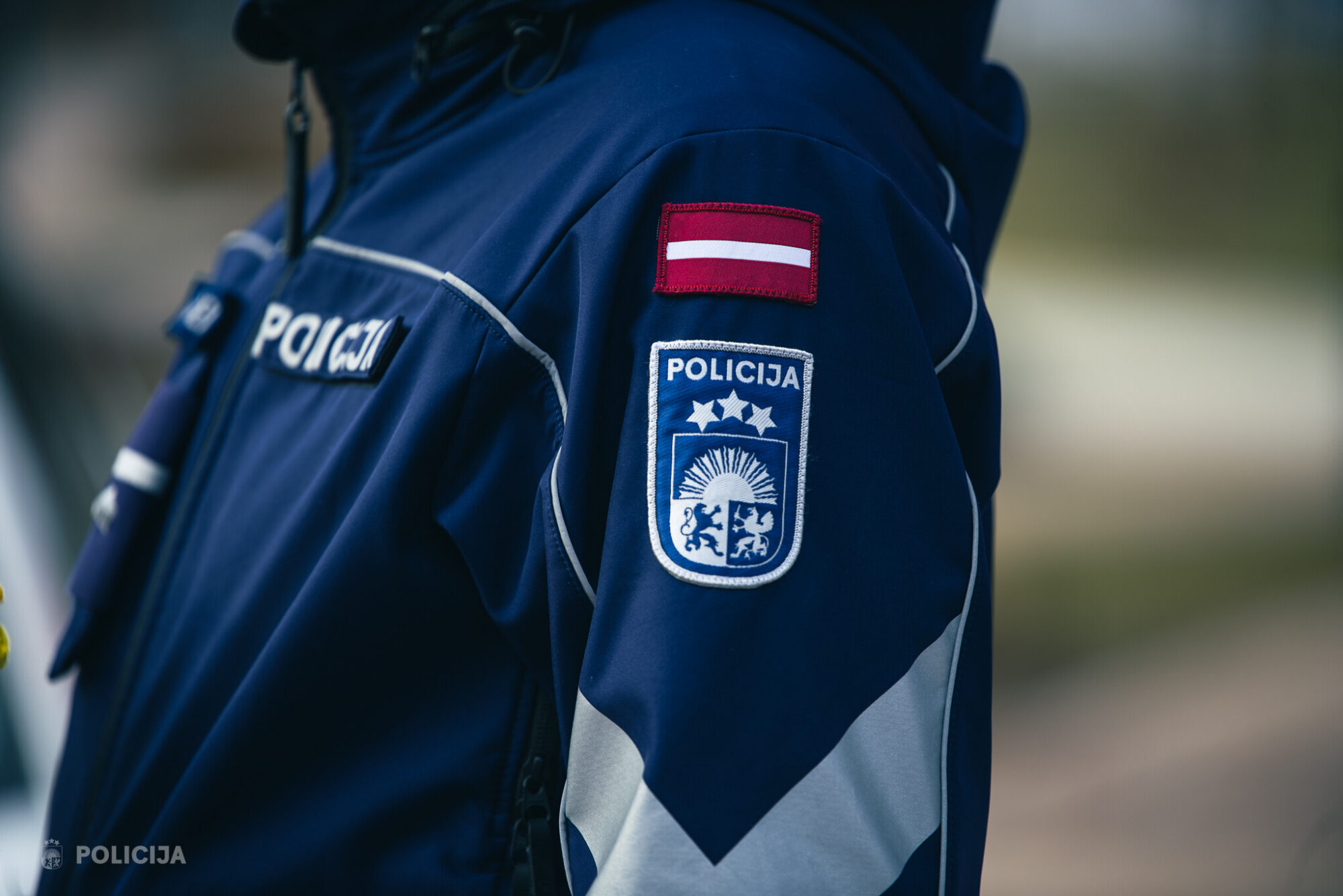Autobraucēju soda par uzbrukumu policistiem