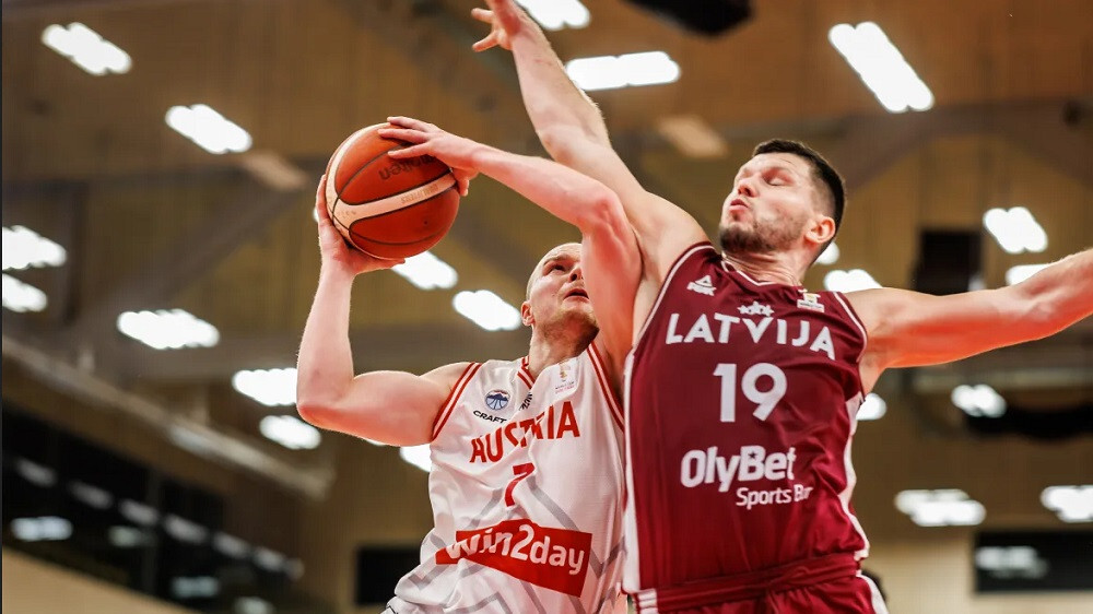 Video: Latvijas basketbolistiem Pasaules kausa kvalifikācijas turnīra cīņā uzvara pār Austriju