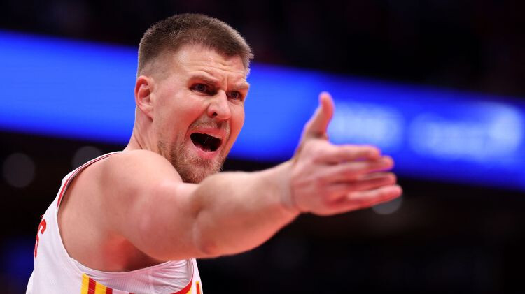 Porziņģis nepiedalīsies trešajā “Hawks” spēlē pēc kārtas