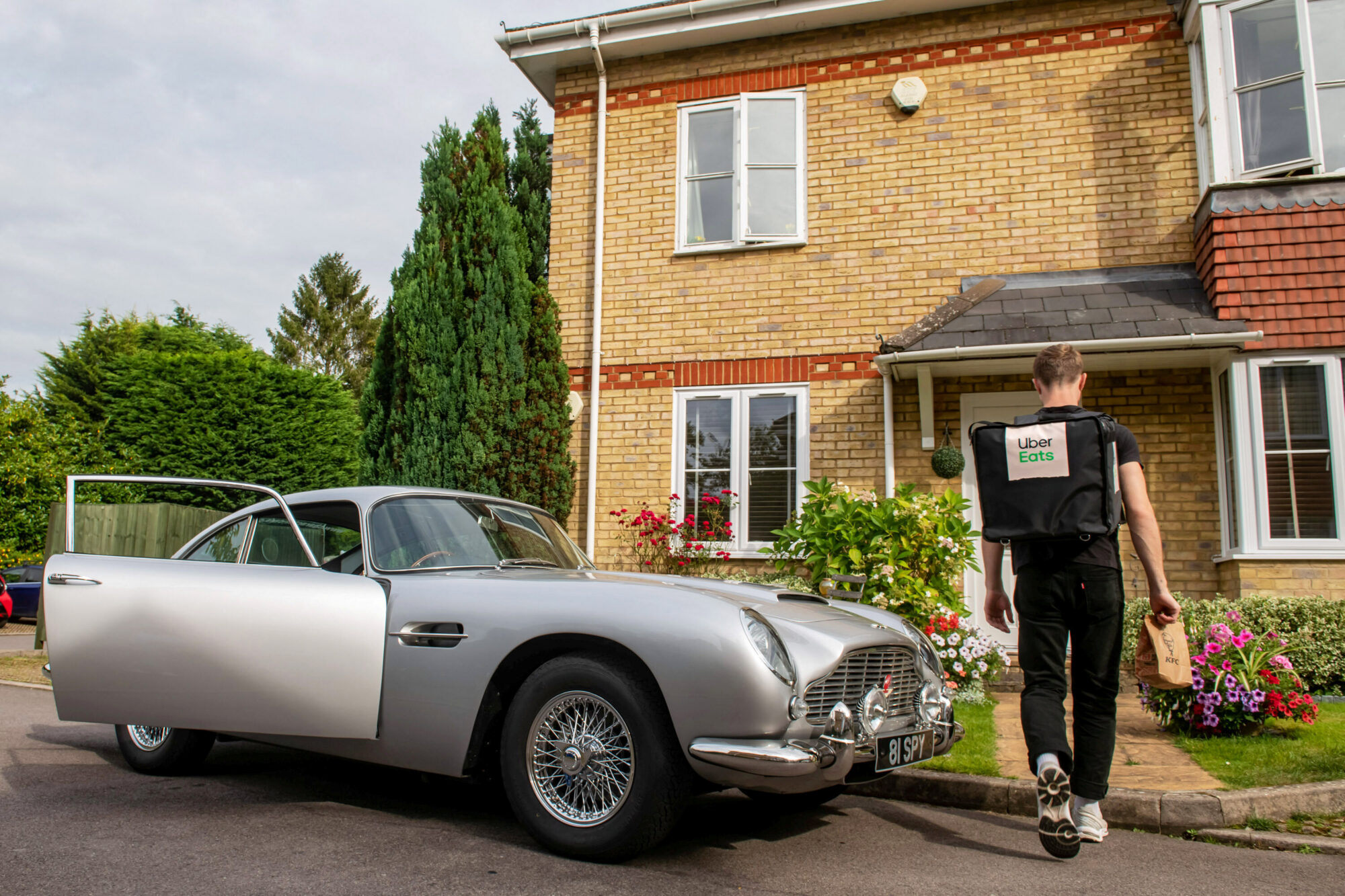 No rūsas kaudzes līdz miljona vērtībai: atjaunots Džeimsa Bonda “Aston Martin DB5”