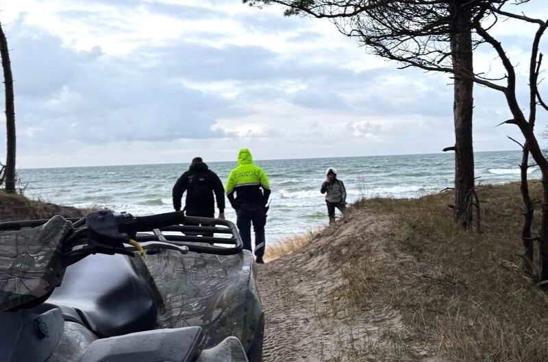 Jūrmalciemā pie Baltijas jūras aizturēts motobraucējs. Pašvaldības policija pastiprina kontroli aizsargājamās teritorijās