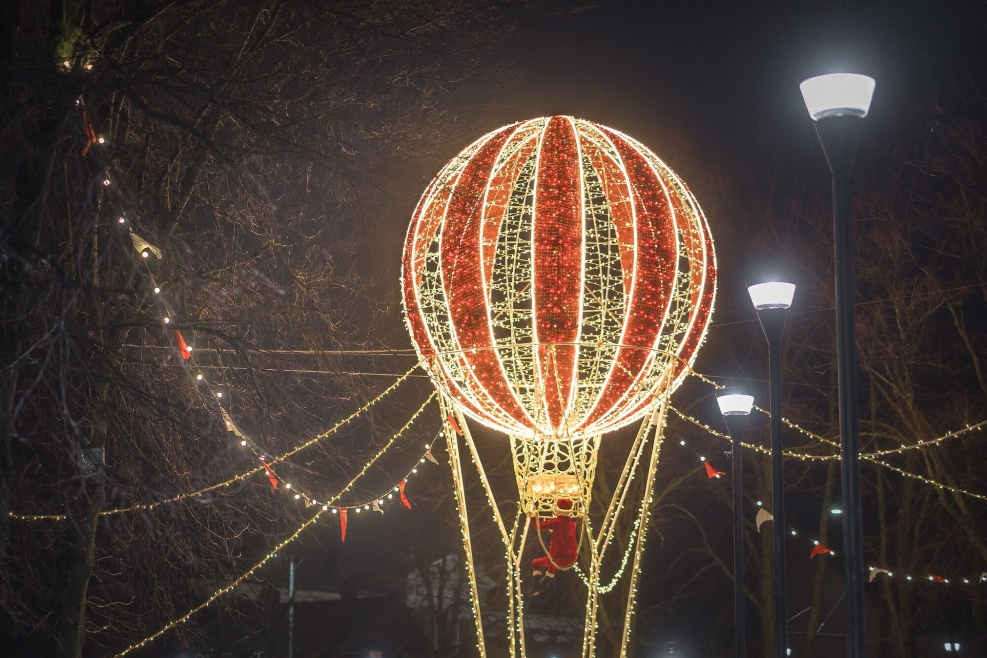 Foto: Atkal priecē Liepājas Ziemassvētku rotājumu lielākā zvaigzne – gaisa balons Jāņa Čakstes laukumā